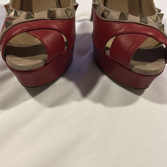Valentino Red/Beige Leather Rockstud Crisscross Peep Toe Platform Pumps - Picture 7 of 16